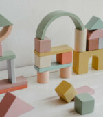 close-up-children-toys-wooden-cubes-and-blocks-c-2022-11-17-15-30-47-utc – Bild 3