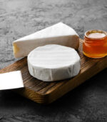 piece-of-soft-brie-or-camembert-cheese-2022-03-07-16-19-45-utc – Bild 3